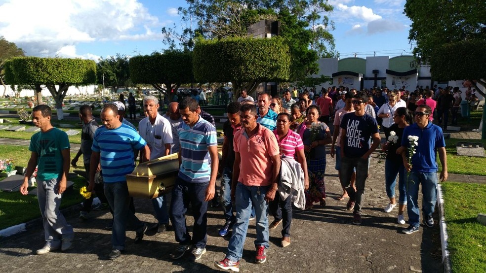 Enterro foi realizado no fim da tarde desta sexta-feira, em Feira de Santana (Foto: Diego Macedo/TV Subaé)