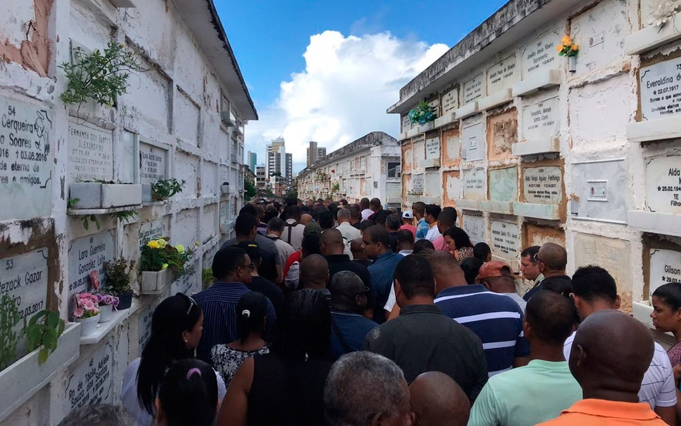 Policial militar foi enterrado no final da manhÃ£ deste domingo (Foto: Camila Oliveira/TV Bahia)