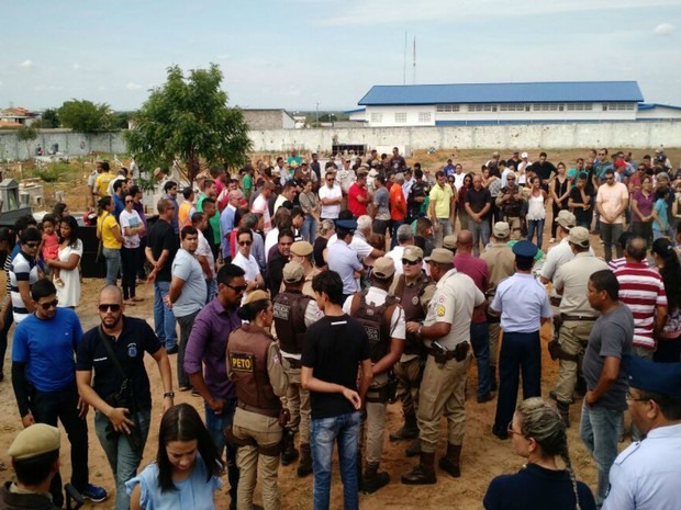 Policiais militares executados durante ataque de bandidos foram enterrados nesta terça-feira  (Foto: Nino Moreira / TV Bahia)