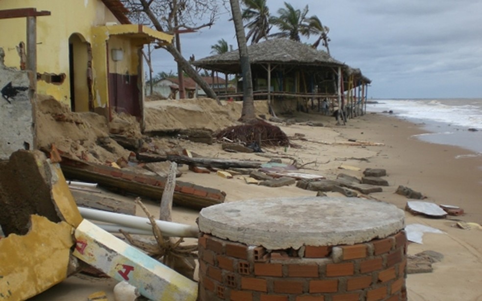 Barracas sÃ£o derrubadas por conta do avanÃ§o do mar no litoral baiano (Foto: Athylla Borboema/Teixeira News)