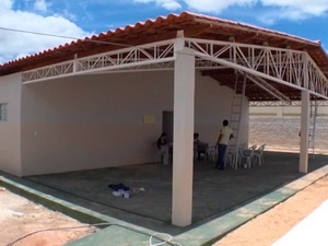 Escola pronta em Juazeiro, mas que ainda não está funcionando (Foto: Imagem/Tv São Francisco)