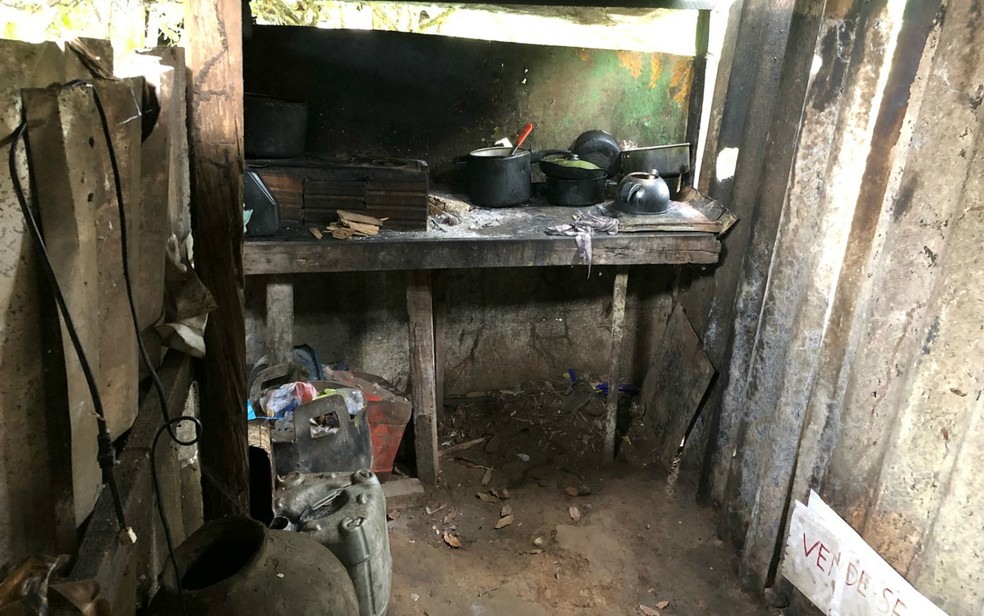 Casa nÃ£o tinha condiÃ§Ãµes de habitaÃ§Ã£o (Foto: DivulgaÃ§Ã£o / SRT-BA)