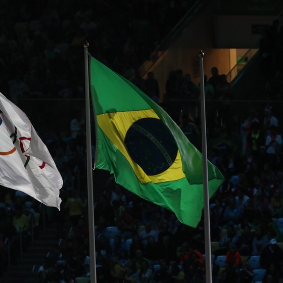 A bandeira olímpica ao lado da bandeira do Brasil durante a cerimônia de encerramento da Rio 2016 (Foto: Foto: William Volcov/Brazil Photo Press)