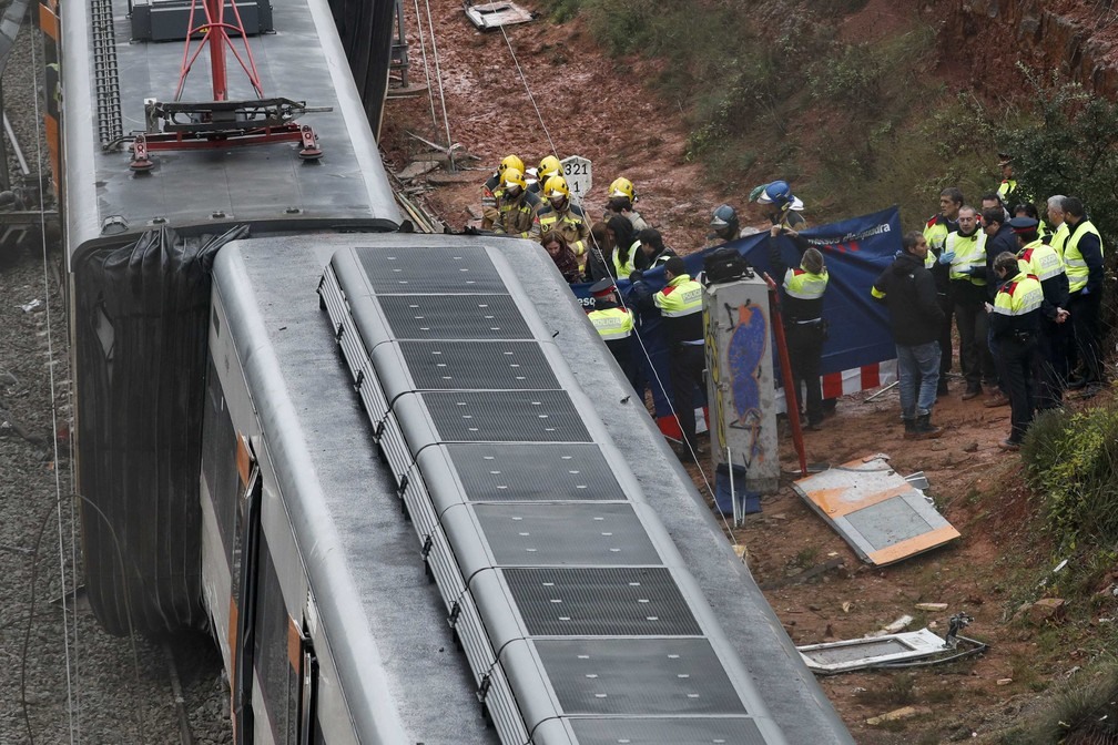 Equipe de emergÃªncia trabalha nesta terÃ§a-feira (20) na retirada de feridos em descarrilamento de trem em Vacarisses, na regiÃ£o de Barcelona, Espanha â?? Foto: Albert Gea/Reuters