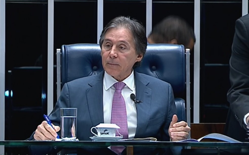 Eunício Oliveira assinou somente nesta terça-feira o projeto de lei que libera recursos emergenciais para retomada da confecção de passaportes (Foto: Reprodução/TV Senado)