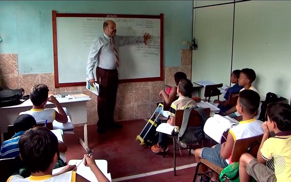 Escola em Itabuna tem salas apertadas e são separadas com divisórias de madeira na Bahia (Foto: Imagem/TV Santa Cruz)