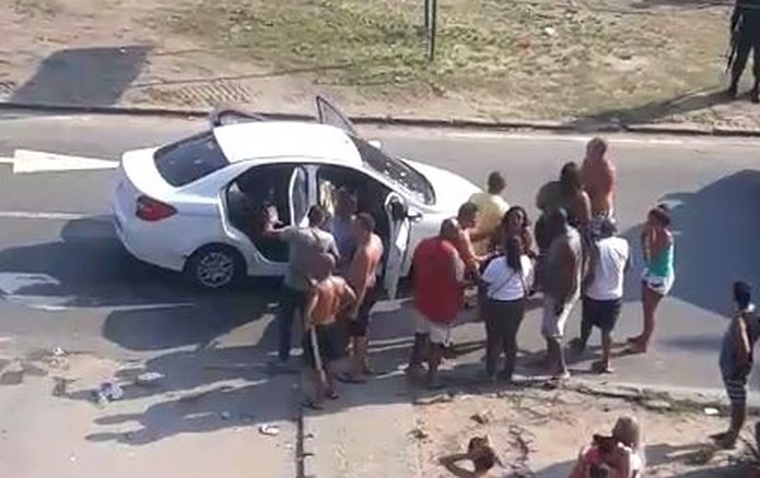 Resultado de imagem para Delegado diz que 'tudo indica' que ExÃ©rcito fuzilou carro de famÃ­lia por engano no Rio