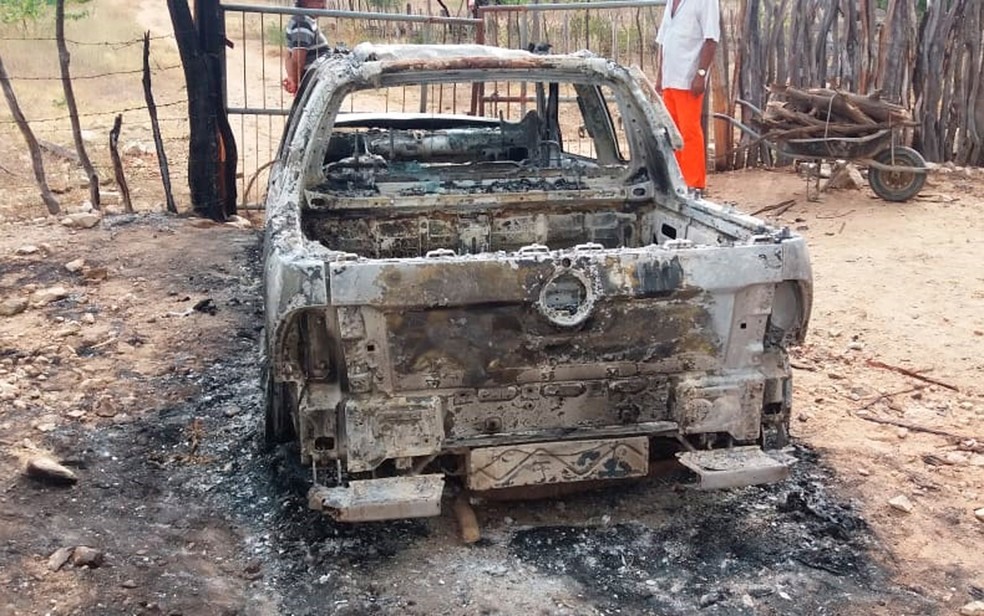 Carro foi incendiado durante fuga dos bandidos (Foto: Arquivo pessoal)