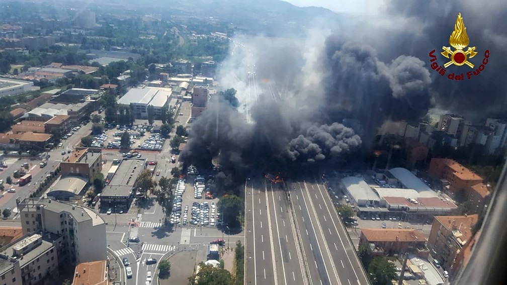 ExplosÃ£o em rodovia de Bolonha, na ItÃ¡lia, causa grande coluna de fumaÃ§a nesta segunda-feira (6) (Foto: Handout/ Vigili del Fuoco/ AFP)