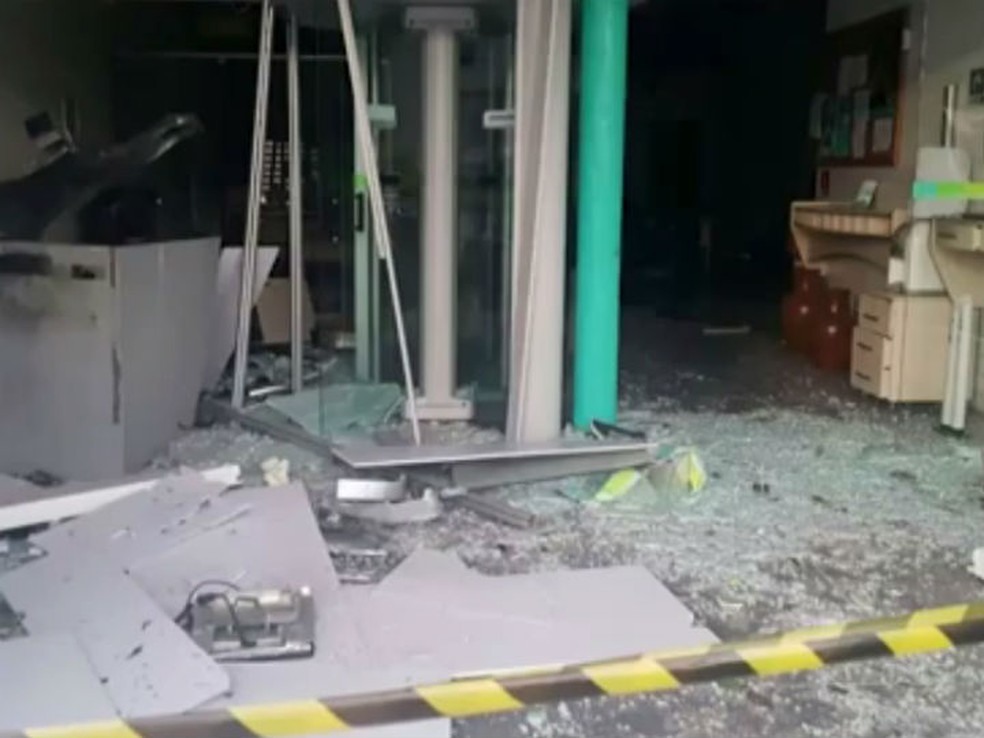 Um dos bancos de Nova Fátima que foi explodido na madrugada desta sexta-feira (10) (Foto: Imagem/TV Subaé)