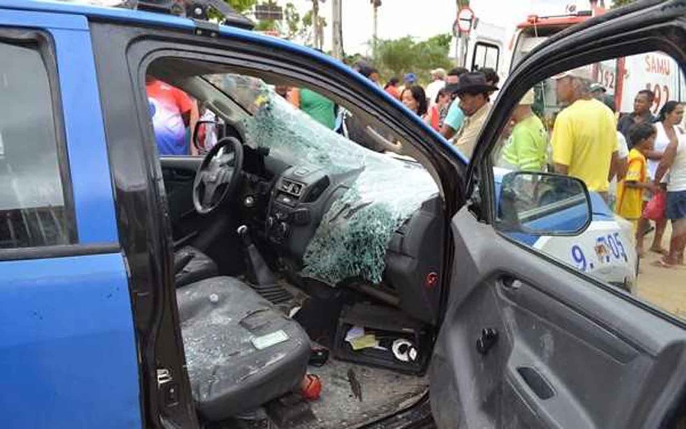 Viatura teve vidro da frente destruído com ataque de homem  (Foto: Estevão Silva/ Guarananet.com)