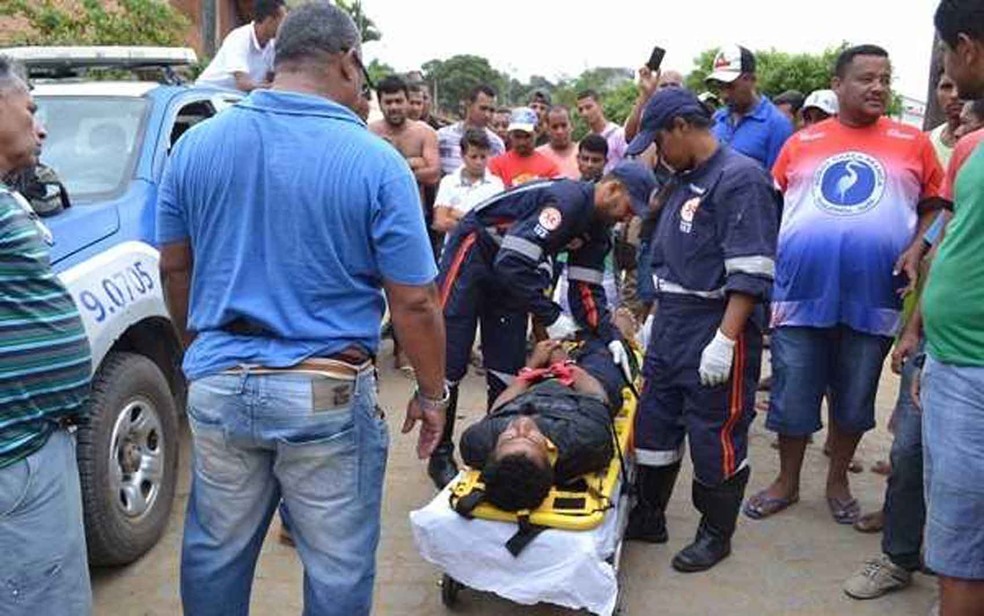 Homem foi contido por policiais e levado para hospital da cidade (Foto: Estevão Silva/ Guarananet.com)