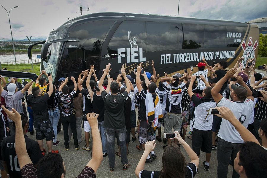 Resultado de imagem para fotos de torcedores de onibus do corinthians