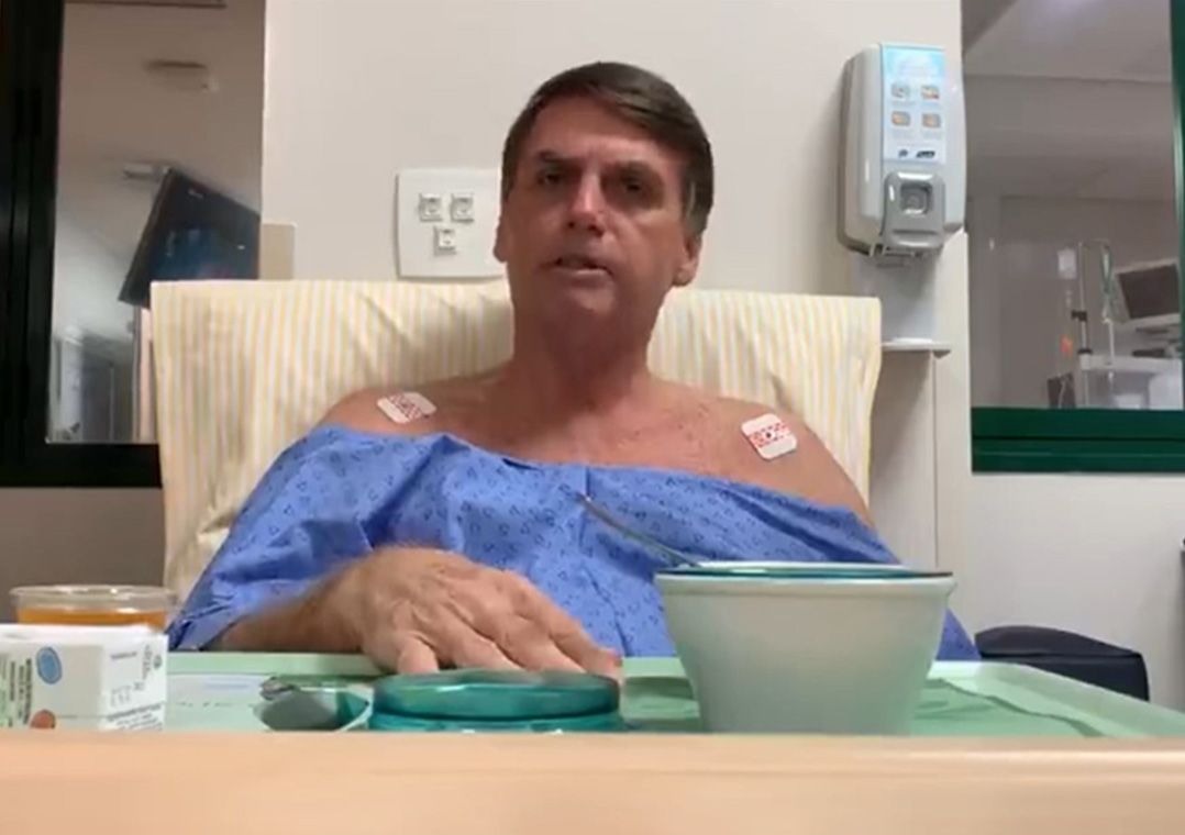 Resultado de imagem para Duas semanas apÃ³s cirurgia, Bolsonaro se recupera e gera discussÃµes sobre facada