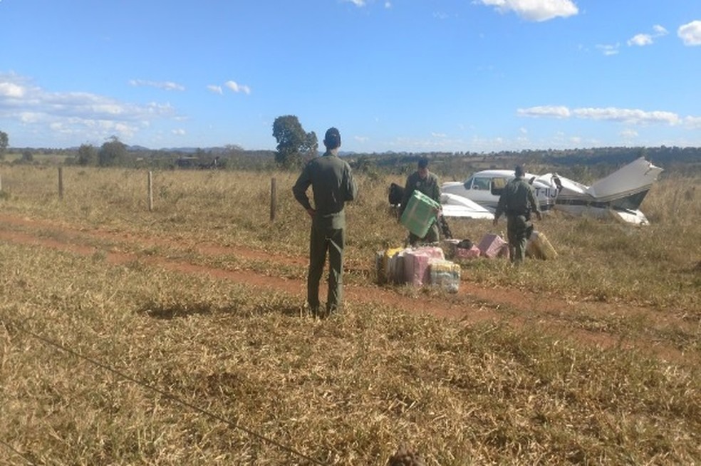 Militares retiram carga de cocaína de avião interceptado pela FAB (Foto: PMGO/Divulgação)