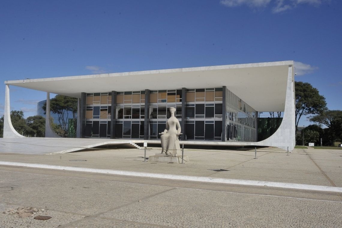 Fachada do Supremo Tribunal Federal (STF) com estÃ¡tua A JustiÃ§a, de Alfredo Ceschiatti, em primeiro plano.