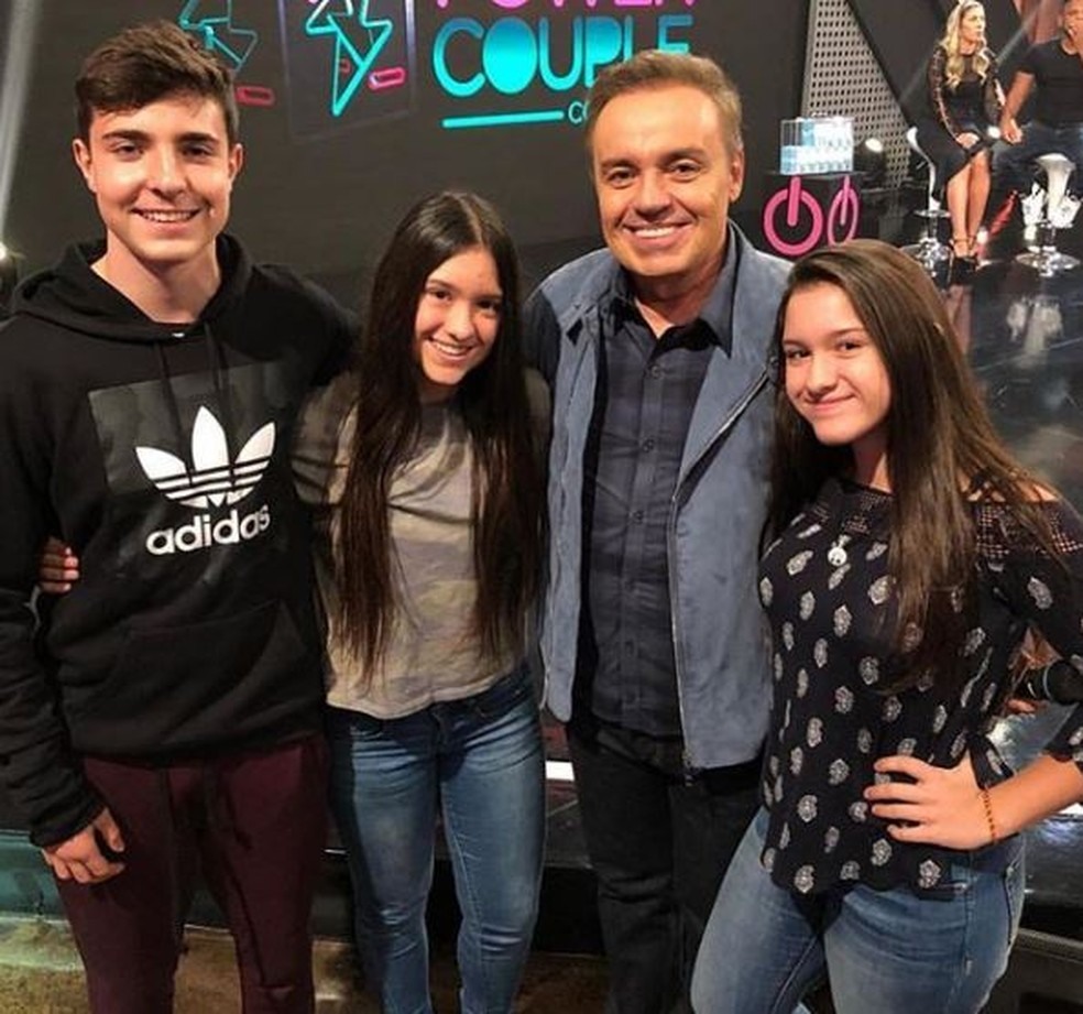 Gugu Liberato posa com os três filhos — Foto: Reprodução: Instagram