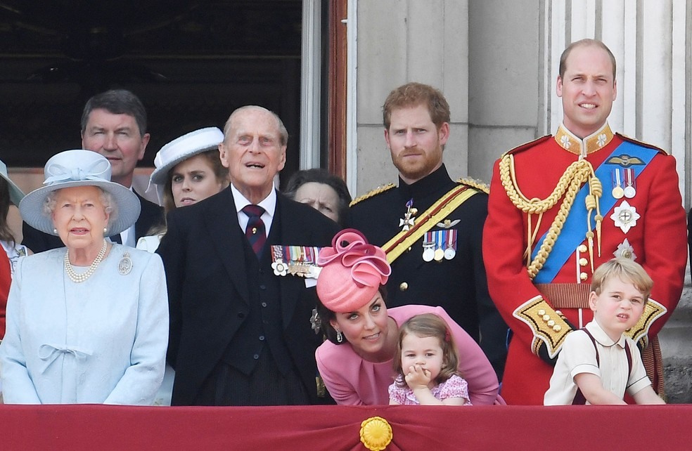 Rainha Elizabeth II, Príncipe Philip, Harry, William, Kate Midleton, Charlotte e George participam de celebração de aniversário da rainha (Foto:  REUTERS/Toby Melville)