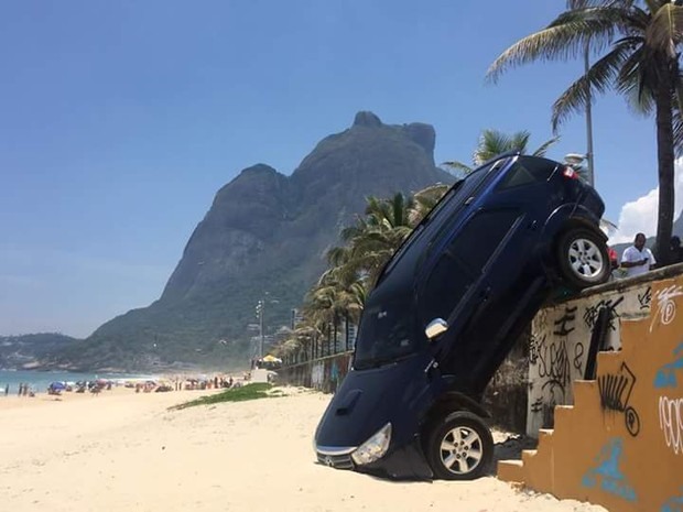 Carro do filho de Marcelo Novaes cai nas areias da praia de são Conrado (Foto: Marcelo Farias / Salvemos São Conrado e Leandro Fedechen / Facebook Parceiros do Vidiga )