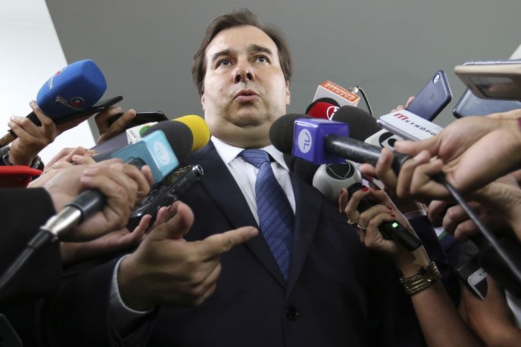 Presidente da CÃ¢mara dos Deputados, Rodrigo Maia, fala Ã  imprensa apÃ³s participar de reuniÃ£o do grupo de trabalho criado para analisar o pacote anticrime e anticorrupÃ§Ã£o.