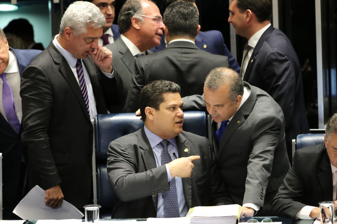 O presidente do Senado, Davi Alcolumbre, e o secretÃ¡rio especial de PrevidÃªncia e Trabalho, RogÃ©rio Marinho, durante sessÃ£o plenÃ¡ria do Senado para analisar a Medida ProvisÃ³ria (MP) 871/19, que busca coibir fraudes no INSS.