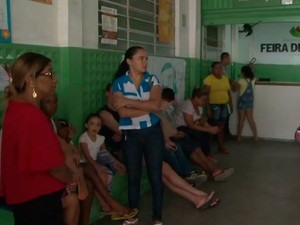 Fila para vacinação contra a febre amarela em Feira de Santana (Foto: Reprodução/TV Subaé)