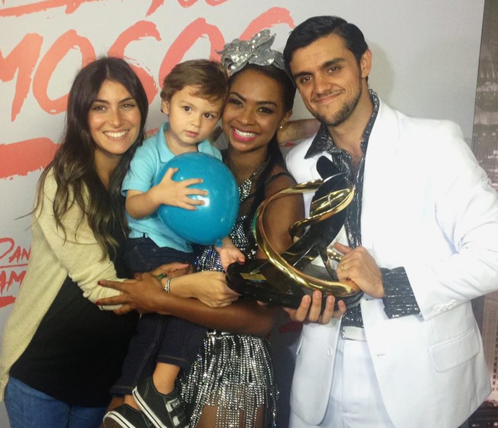 Felipe Simas com a esposa Mariana Uhlmann e a professora Carol Agnelo (Foto: Gshow/TV Globo)