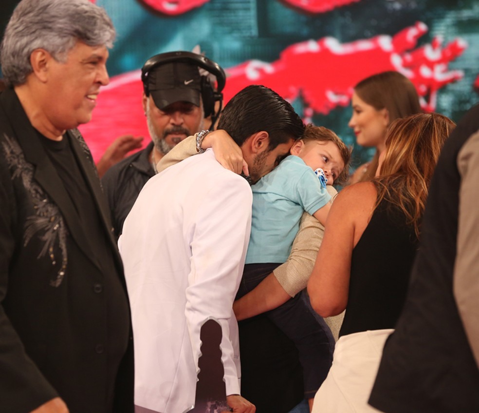 Felipe Simas comemora com o filho (Foto: Carol Caminha/ Gshow)