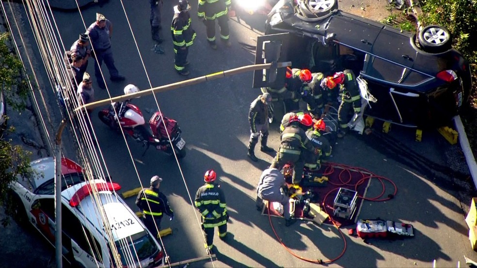 Carro capota durante perseguição policial na zona Sul de São Paulo (Foto: Reprodução/TV Globo)