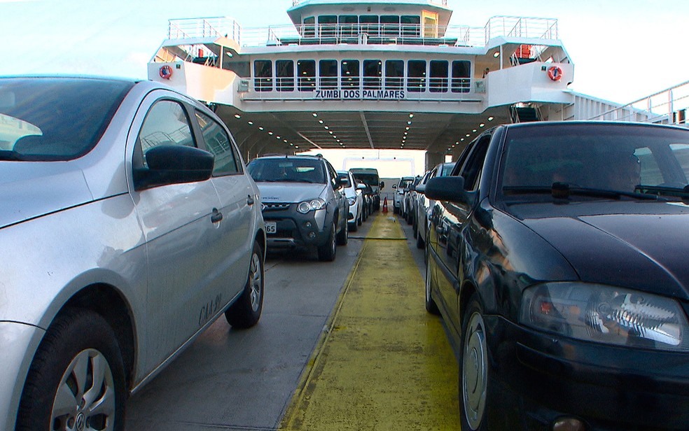 Cinco ferries estÃ£o em operaÃ§Ã£o neste domingo (Foto: ReproduÃ§Ã£o/ TV Bahia)