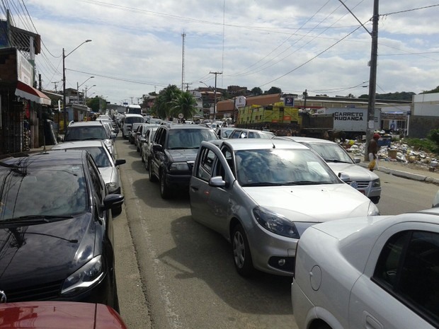 Fila de carros para embarque no terminal de Bom Despacho na tarde desta terça (Foto: Vânia Góes/Arquivo pessoal)