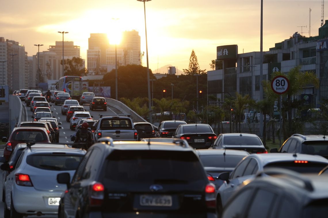 TrÃ¢nsito intenso na Barra da Tijuca, no horÃ¡rio do rush, na ligaÃ§Ã£o entre a Avenida das AmÃ©ricas e Avenida Armando Lombardi, no Rio de Janeiro.