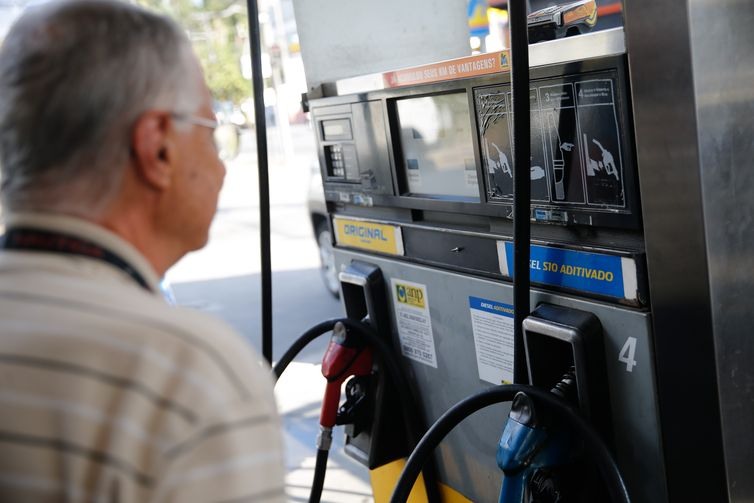 Greve de caminhoneiros causa desabastecimento de combustÃ­vel em postos de gasolina da cidade de TeresÃ³polis, na regiÃ£o serrana do Rio de Janeiro.