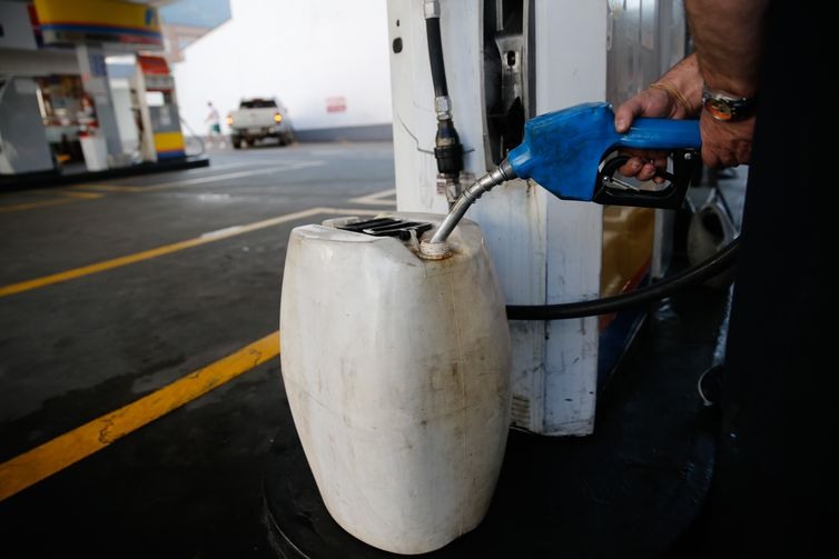 Greve de caminhoneiros causa desabastecimento de combustÃ­vel em postos de gasolina da cidade de TeresÃ³polis, na regiÃ£o serrana do Rio de Janeiro.