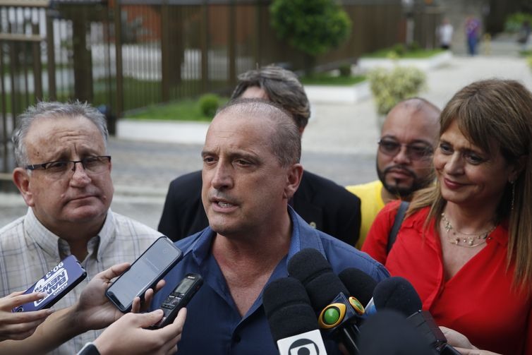 O deputado federal Onyx Lorenzoni acompanha senadores chilenos em visita ao candidato do PSL Ã  PresidÃªncia da RepÃºblica, Jair  Bolsonaro, na Barra da Tujuca, Rio de Janeiro.