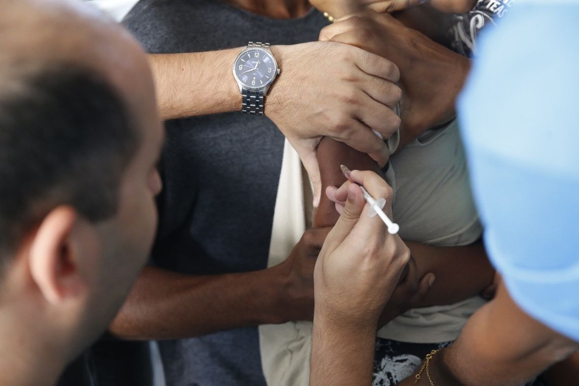 CrianÃ§as sÃ£o imunizadas na tenda de vacinaÃ§Ã£o instalada na Quinta da Boa Vista para a campanha contra a poliomielite e o sarampo, prorrogada atÃ© o dia 22/09 no estado do Rio de Janeiro.