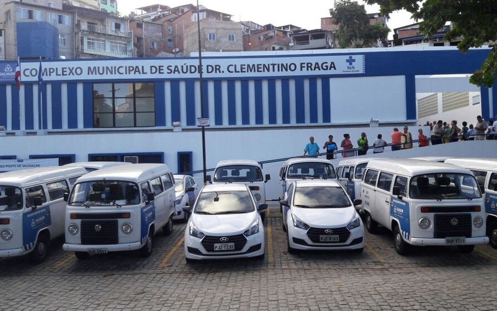 Fila chega até a rampa do centro de vacinação na Avenida Centenário, em Salvador (Foto: Vanderson Nascimento/ TV Bahia)