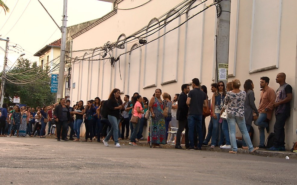 Enorme fila é formada para distribuição de senhas para assistir ao júri da médica Kátia Vargas (Foto: Reprodução/TV Bahia)