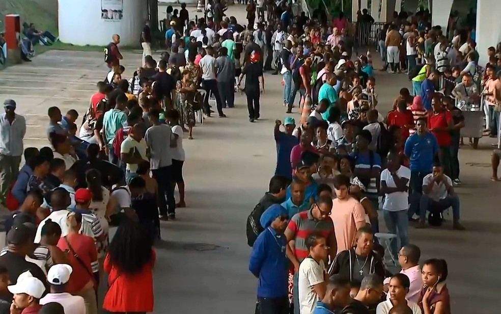 Fila na sede do TRE-BA na manhÃ£ desta quarta-feira (9) (Foto: ReproduÃ§Ã£o / TV Bahia)