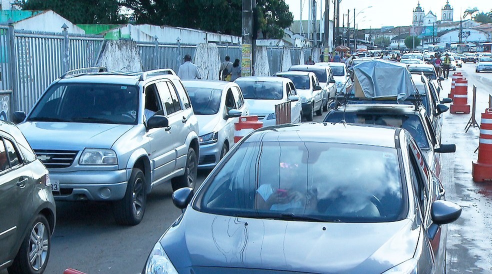 Fila de carros para embarque no Ferry Boat na manhã desta sexta-feira, véspera de São João (Foto: Reprodução/TV Bahia)