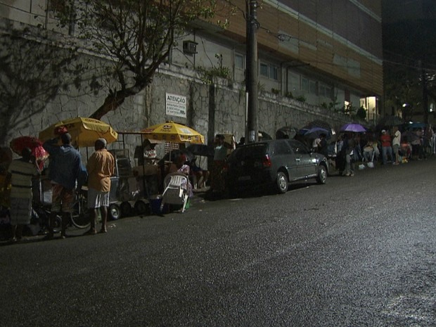 Fila começou a ser formada no início da noite desta sexta (Foto: Reprodução/TV Bahia)