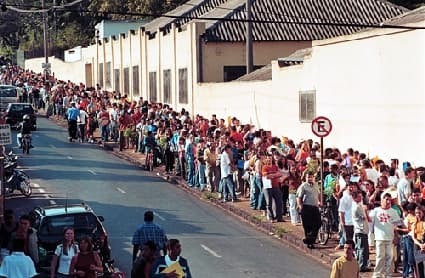 Resultado de imagem para fila de desempregados