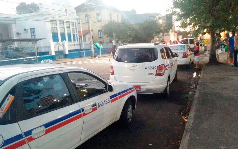 Fila de tÃ¡xi no Campo da PÃ³lvora, em Salvador â?? Foto: Alan Tiago Alves/G1