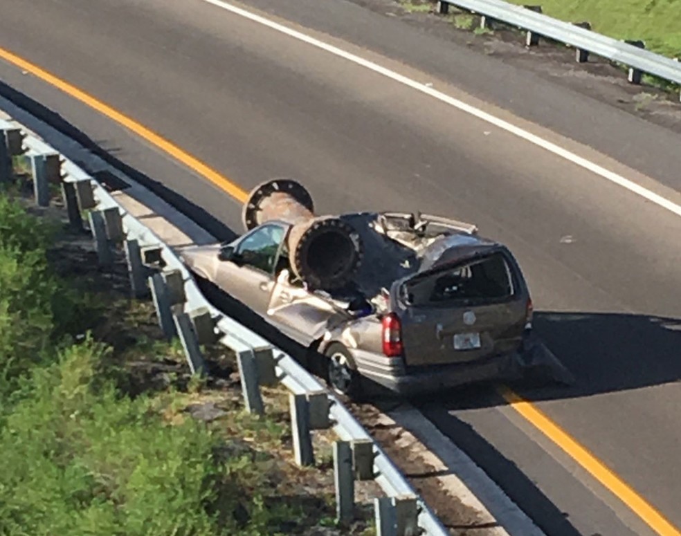 Foto divulgada pela patrulha das estradas mostra carro atingido por peça de metal em estada da Florida, nos Estados Unidos, no sábado (15) (Foto: Patrulla de Carreteras de Florida/ AP)