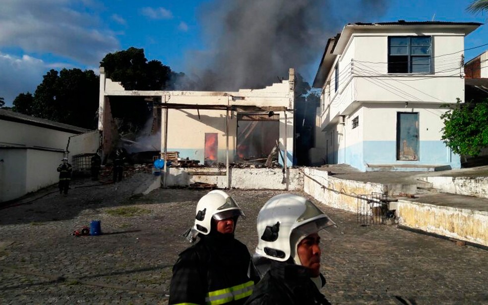 Bombeiros atuam no combate Ã s chamas (Foto: Vanderson Nascimento / TV Bahia)