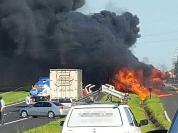 Resultado de imagem para fotoos de incendio em caminhao