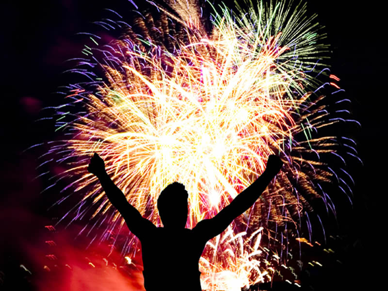 Resultado de imagem para fotos de queima de fogos do reveillon em sao tome de paripee