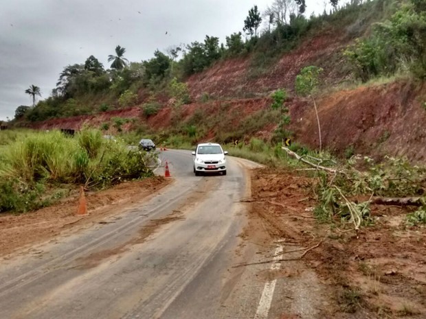 Parte da via ficou bloqueada pela terra (Foto: Reny Pereira / TV Santa Cruz)