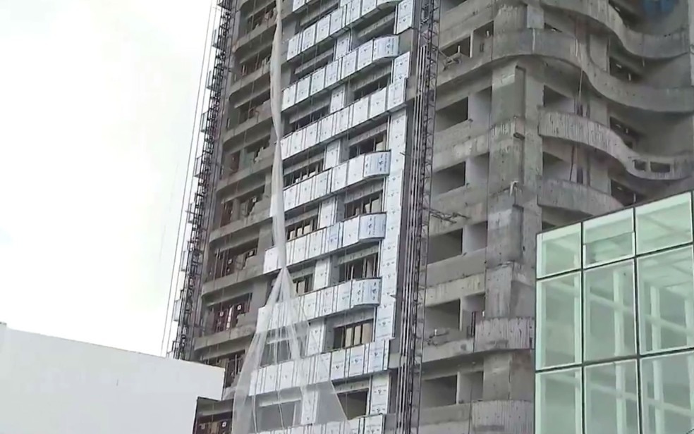 Vítima montava elevador em um prédio em obras (Foto: Reprodução/TV Bahia)