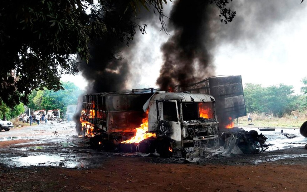 Carreta pegou fogo após bater em outra, na BR-242, em Barreiras (Foto: Ivonaldo Paiva/Blogbraga)